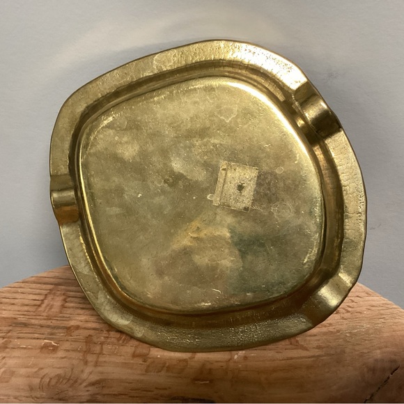 Vintage Solid Brass Ashtray - Unique Design - Beautiful Crafted of Solid Brass - Picture 6 of 11